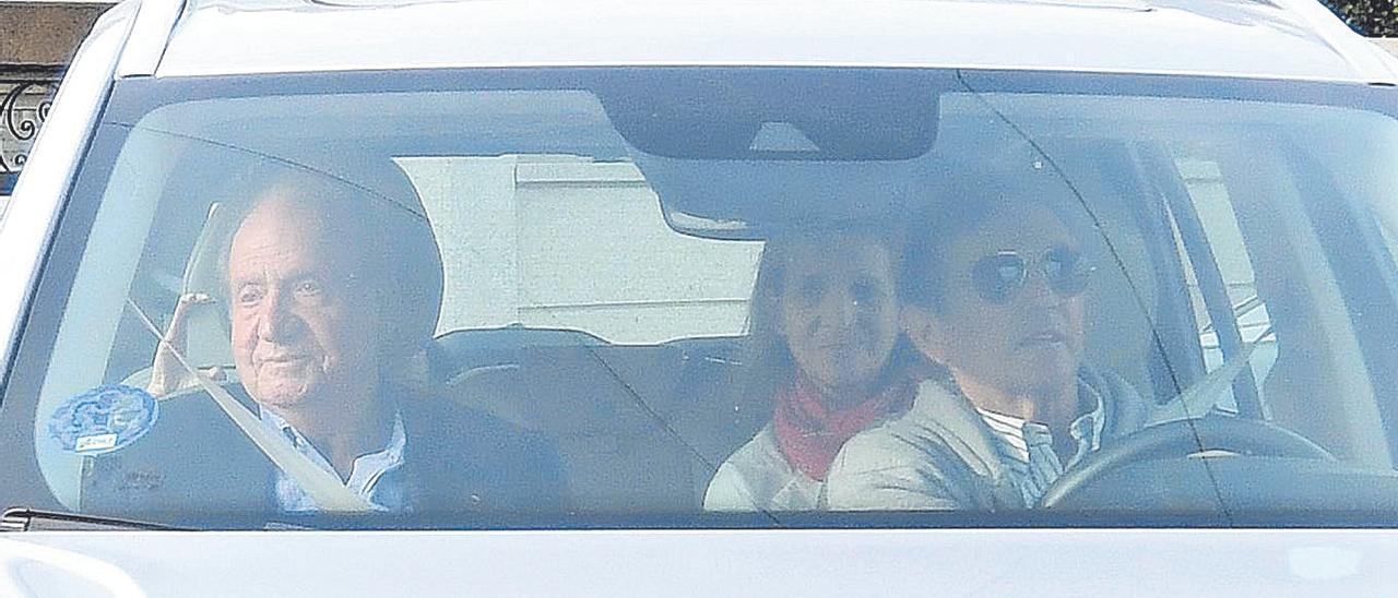 Juan Carlos de Borbón acompañado por Pedro Campos, su mujer y la infanta Elena.