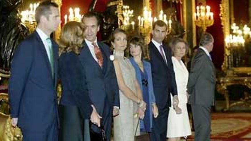 La ruptura de la infanta Elena remata un año difícil para el rey Juan Carlos