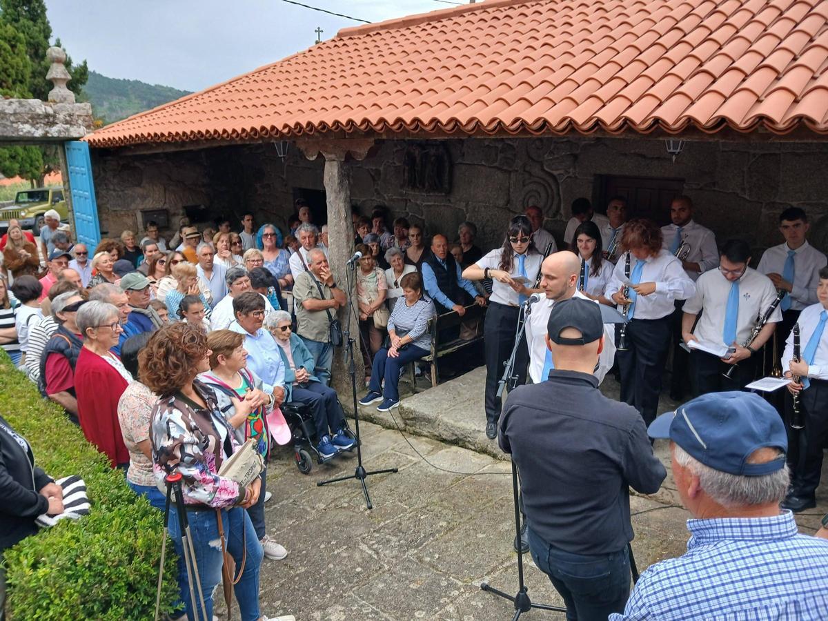 Acto de homenaje al que fuera cura de O Hío, Emilio Alfonso Fernández, en la rectoral de O Hío
