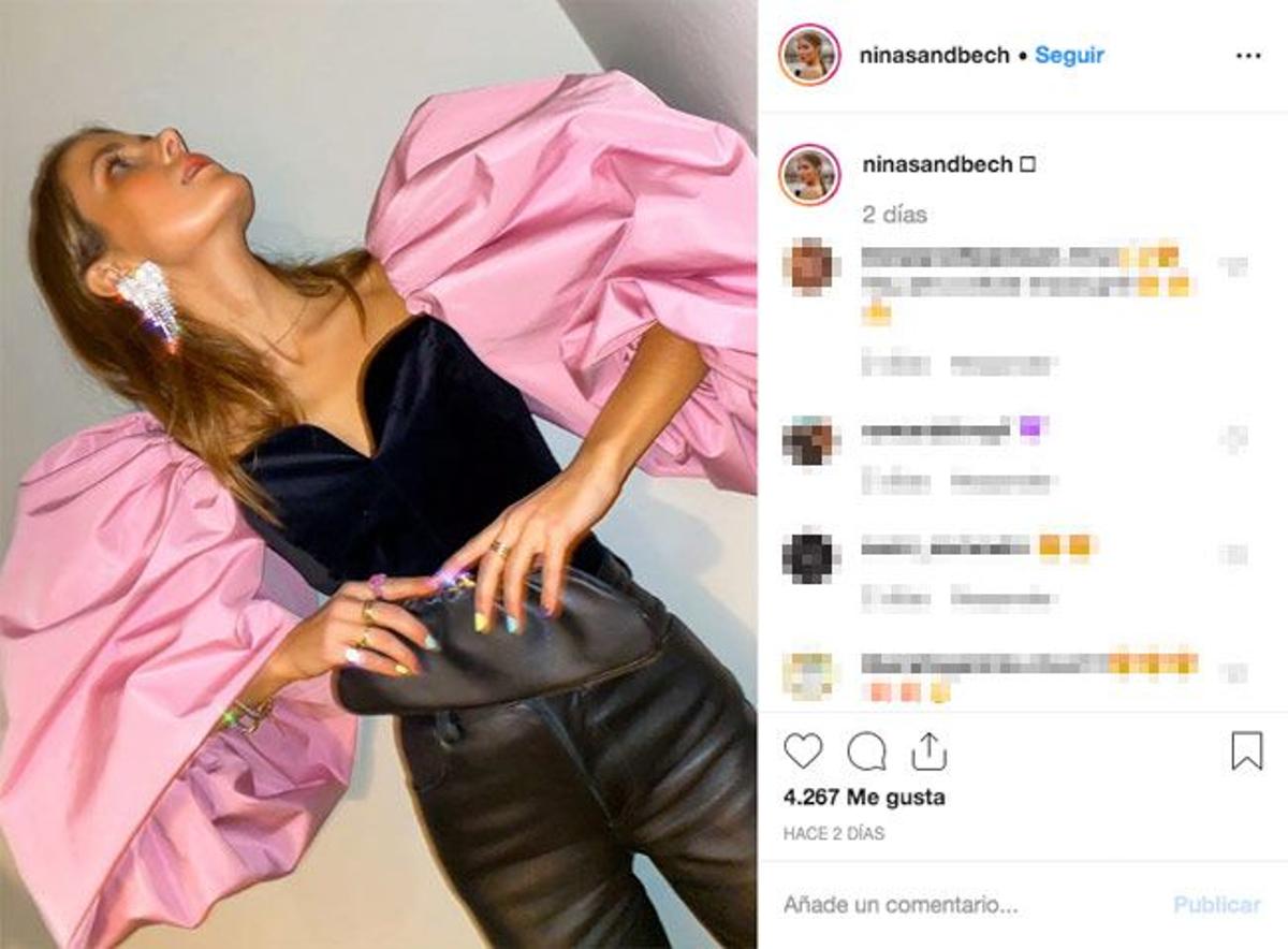 La 'influencer' Nina Sandbech con top de terciopelo con mangas XL rosas de Zara