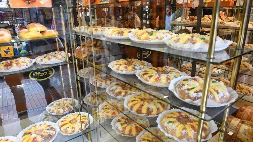 Colas en la confitería Glaccé para hacerse con el último roscón de Reyes