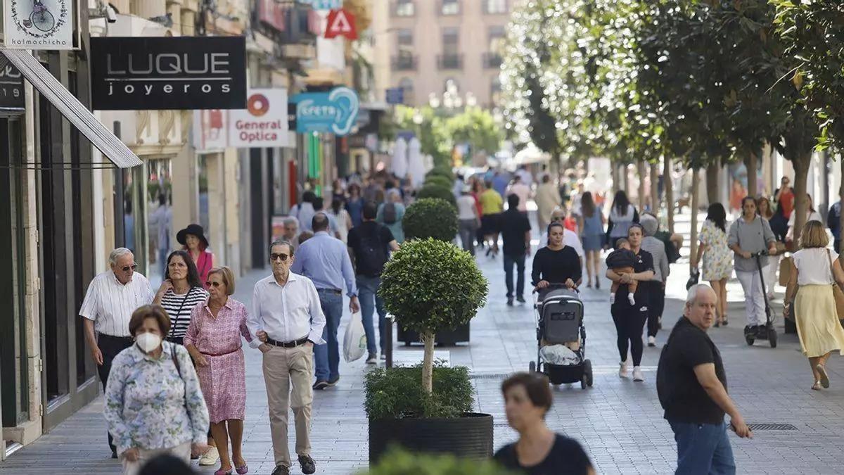 Gente paseando por la calle Cruz Conde.