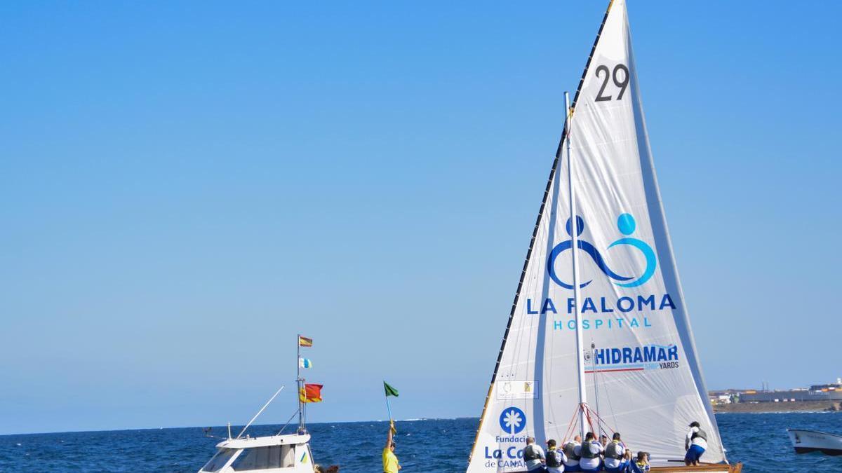 El bote Hospital La Paloma Pueblo Guanche en plena regata