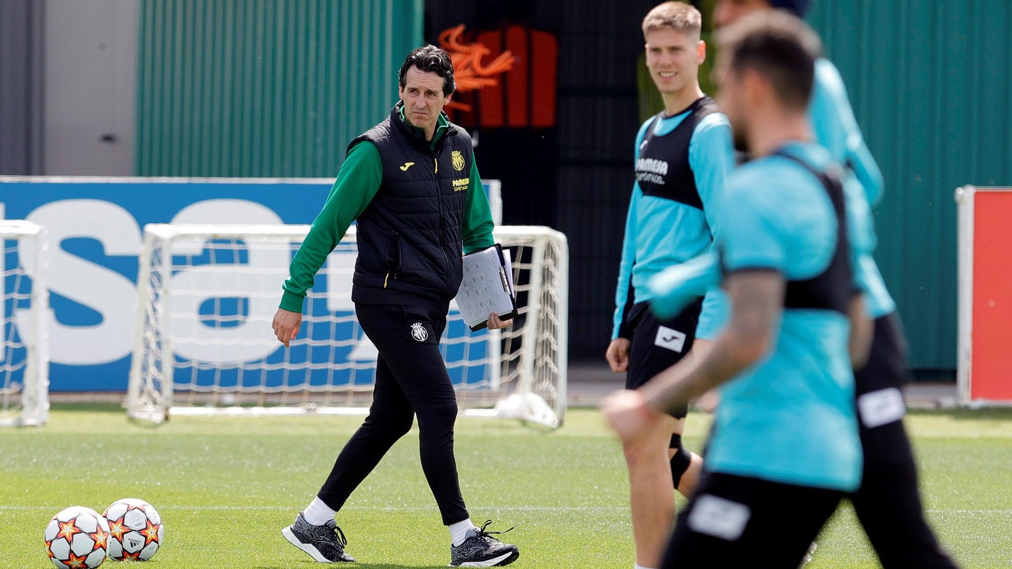 Emery observa el entrenamiento de la plantilla del Villarreal antes de partir hacia Liverpool.