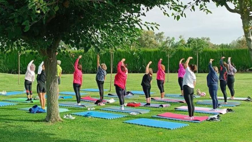 La piscina acogió una masterclass de yoga. | SERVICIO ESPECIAL