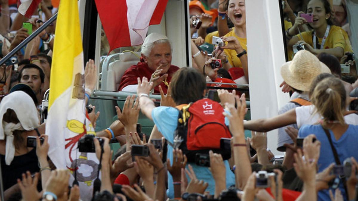 Católicos españoles reciben al Papa en la plaza de la Cibeles, en Madrid, en agosto del 2011.