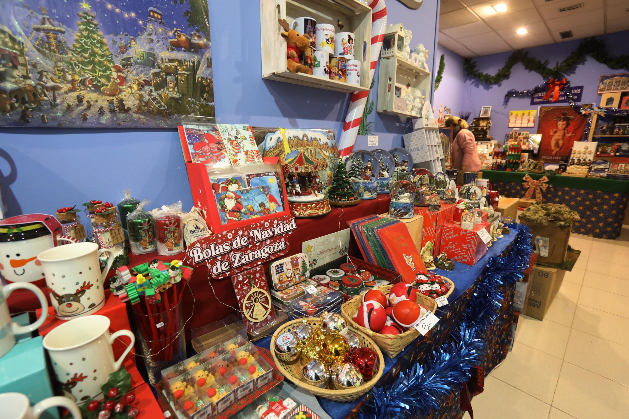 Las calles y los comercios de Zaragoza preparan su decoración navideña