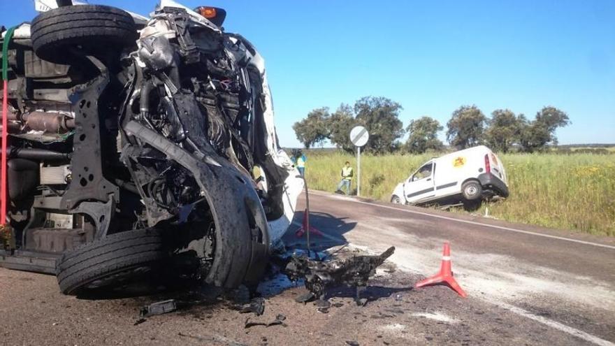 Un muerto en la colisión entre dos vehículos en la carreta de Badajoz a Cáceres