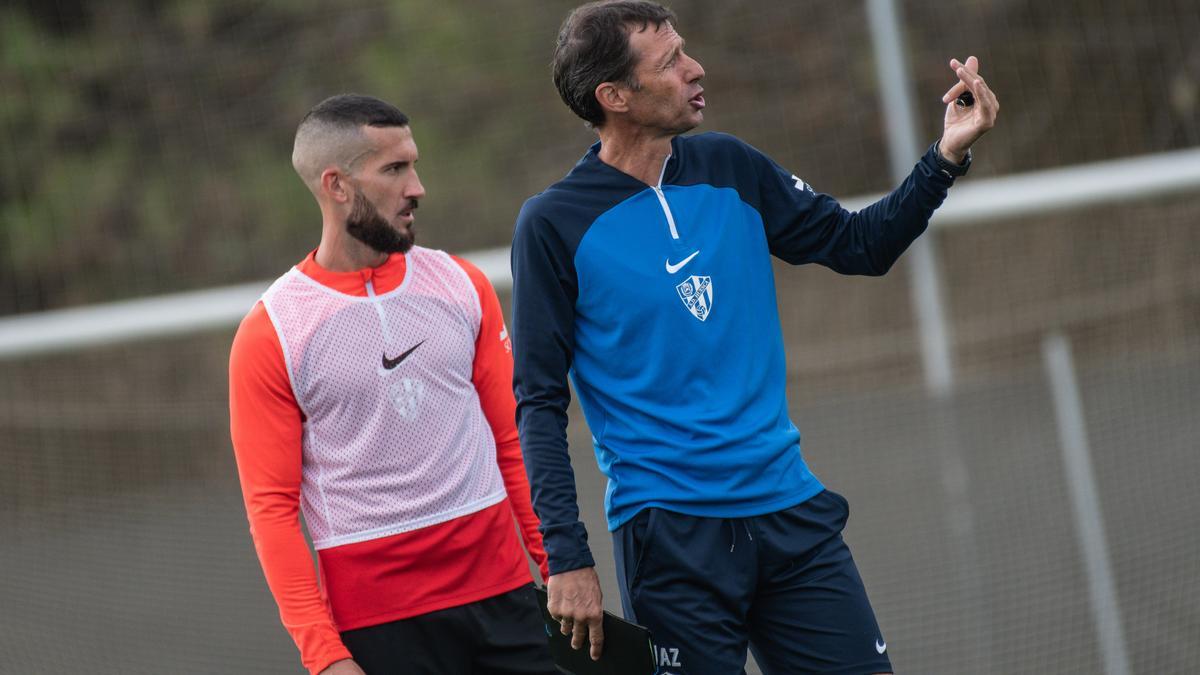 Cuco Ziganda da instrucciones durante el entrenamiento de este viernes.