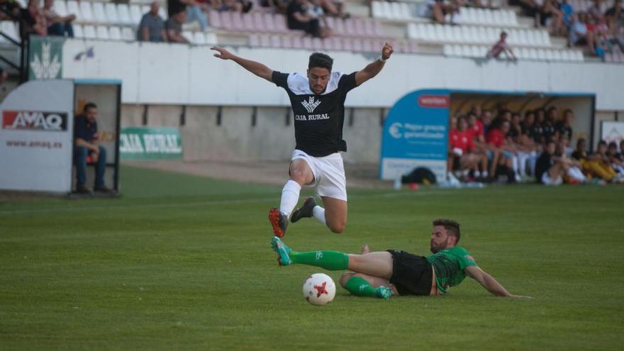 David Álvarez sortea a un rival del Guijuelo durante el Memorial Agustín Villar del año 2018