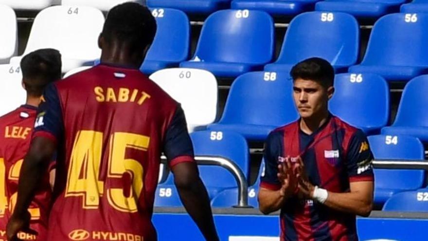 Pinchi, a la derecha, pide perdón tras marcar un gol con el Extremadura en Riazor