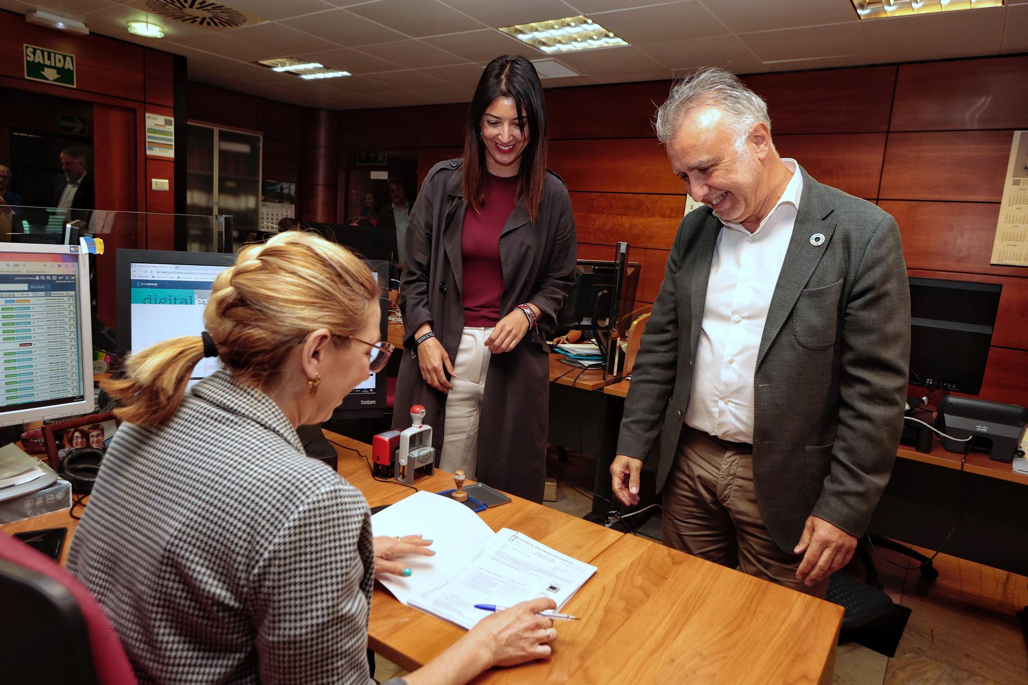 Torres registra su candidatura a la reelección como presidente de Canarias
