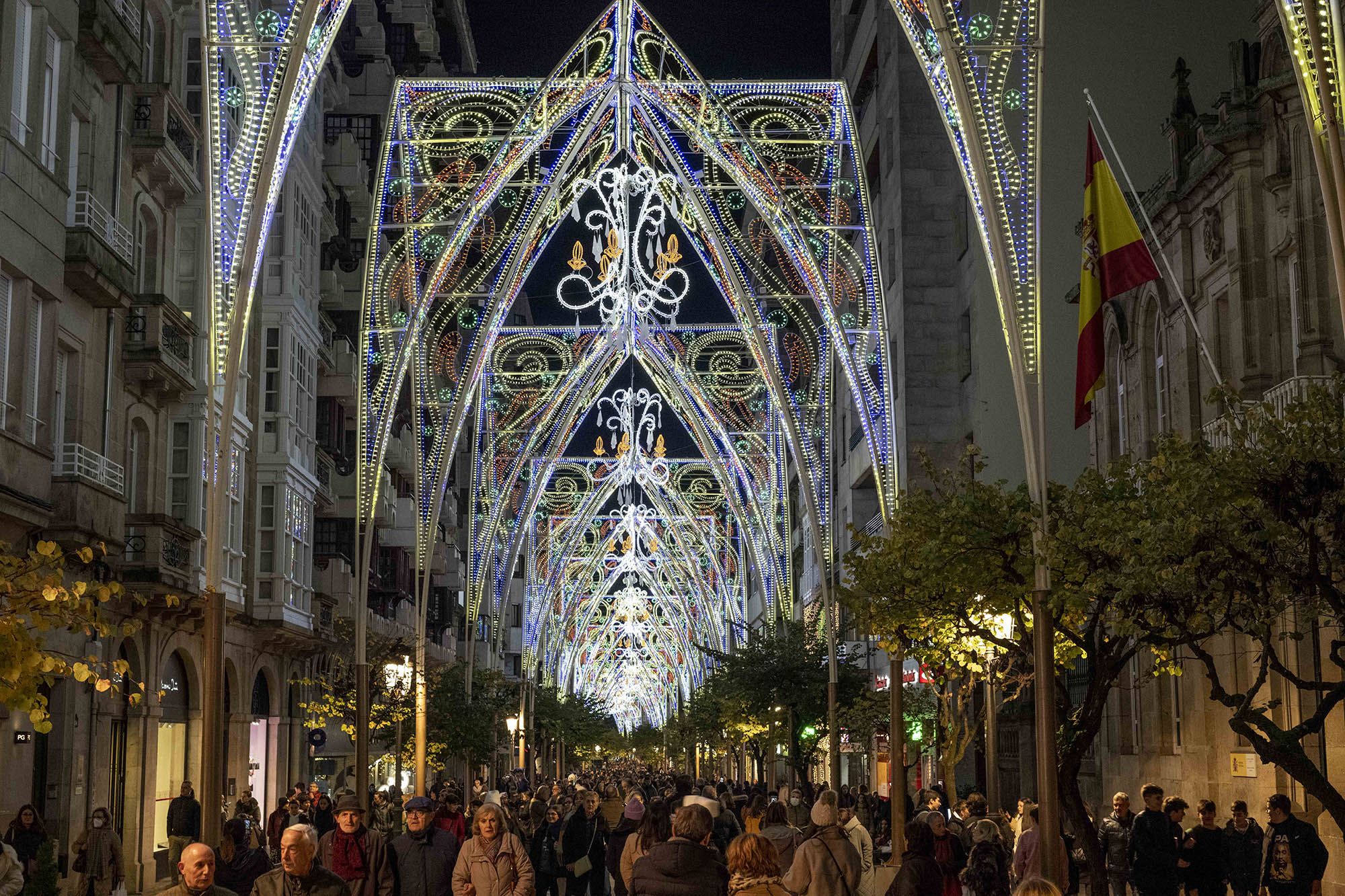 La iluminación de las luces de Navidad en una calle de Ourense