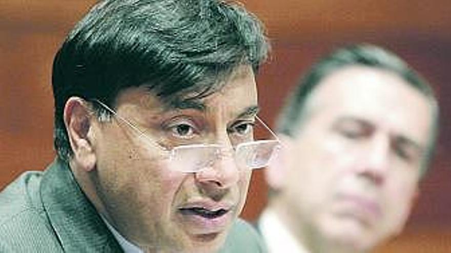 Lakshmi Mittal y, al fondo, Gonzalo Urquijo.