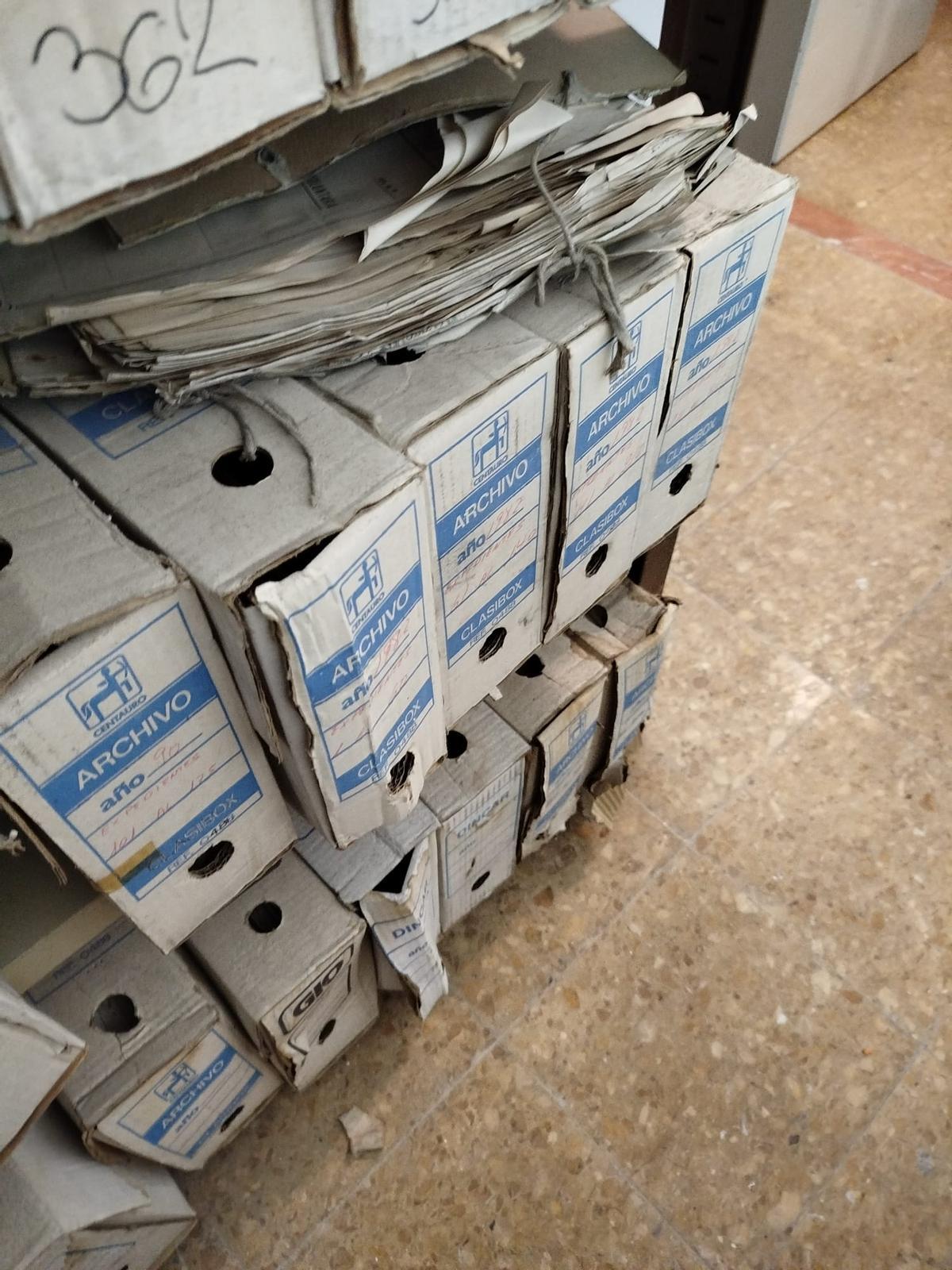 Los archivos del tribunal de instancia de Pola de Siero, llenos de humedad.