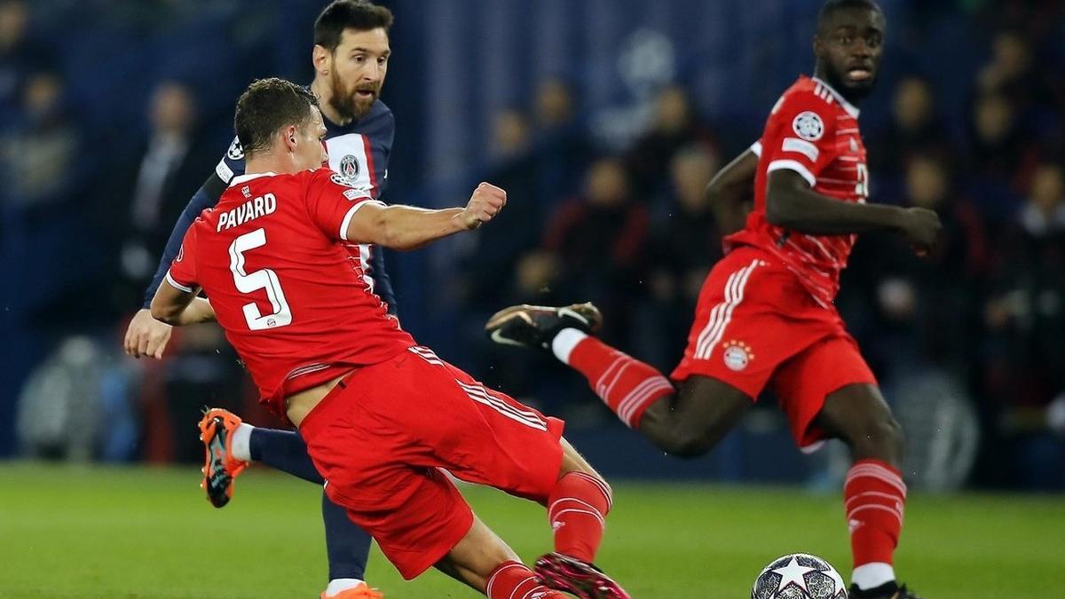 Pavard disputa con Messi un balón