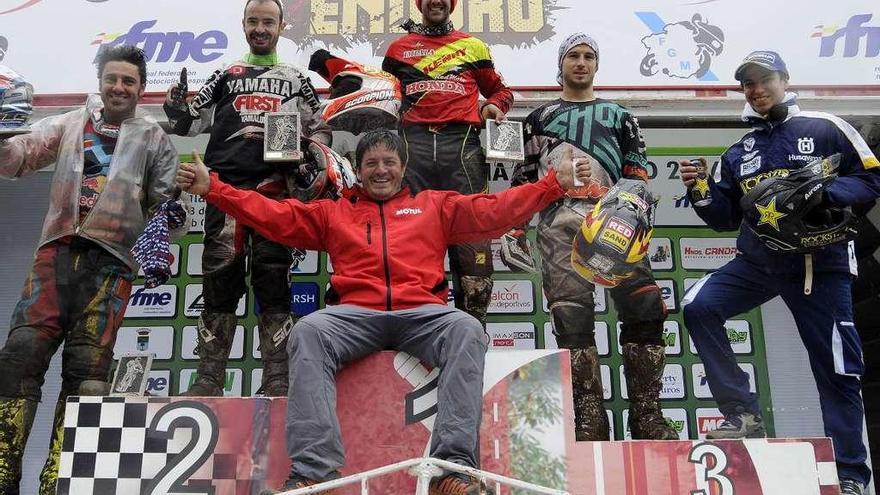 El lalinense José Canda (centro) preside la federación gallega de motociclismo. // Bernabé/Javier Lalín