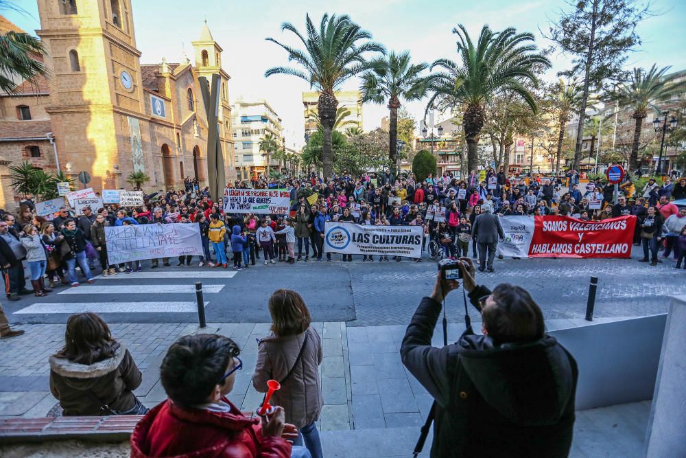 Docenas de padres secundan la protesta contra el decreto de Marzà del modelo educativo en Torrevieja y reclaman su derogación en una prortesta que ha recorrido las calles de la ciudad
