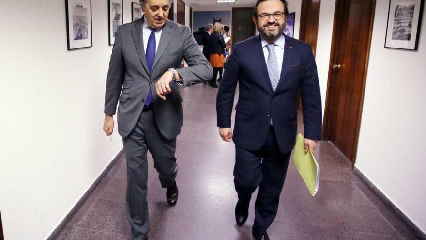 El presidente de Nueva Pescanova, Jacobo González-Robatto, con el consejero delegado, Ignacio González, al finalizar la junta. // Marta G. Brea