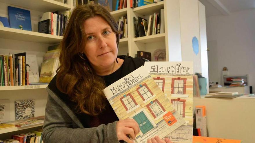 Lara Meana, con dos ejemplares de su libro, en la librería El Bosque de la Maga Colibrí.