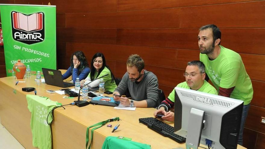 Cien interinos demandan a Educación para que los haga fijos