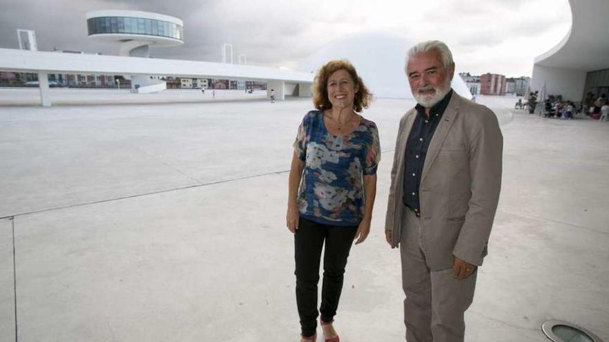 Berna González y Darío Villanueva, ayer, en el Centro Niemeyer.