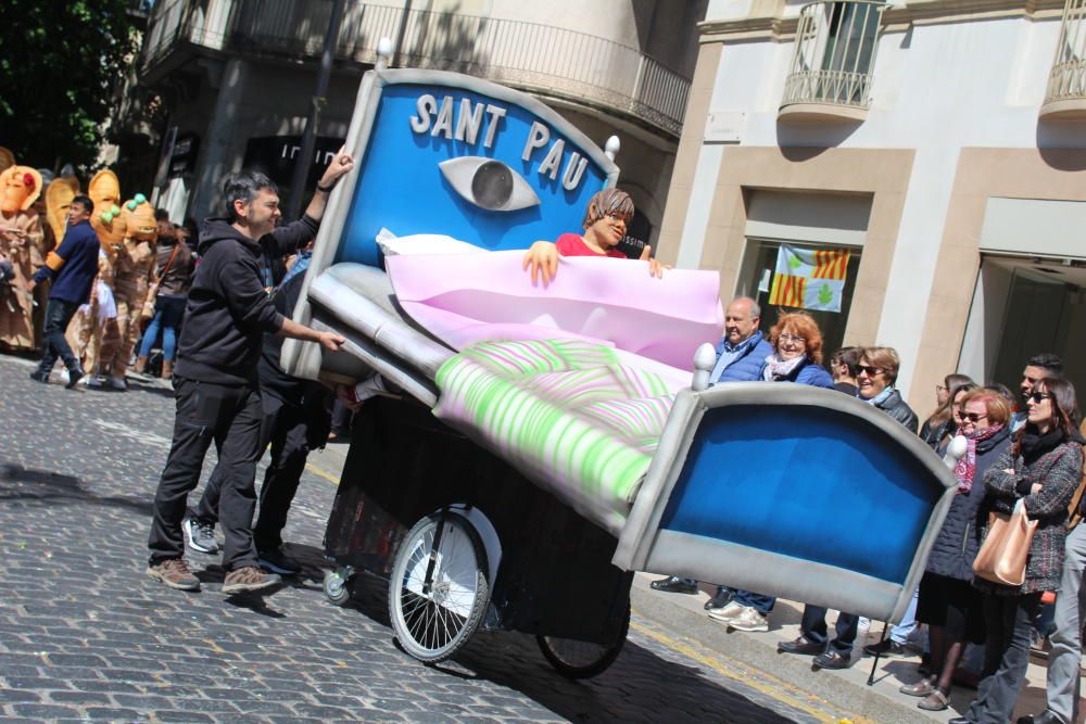 La rua escolar de la Santa Creu torna a enlluernar