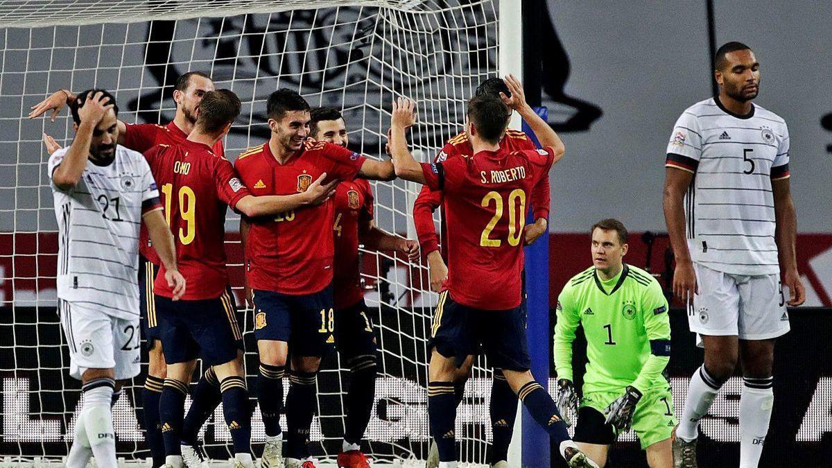 Los jugadores de la selección celebran uno de los goles.