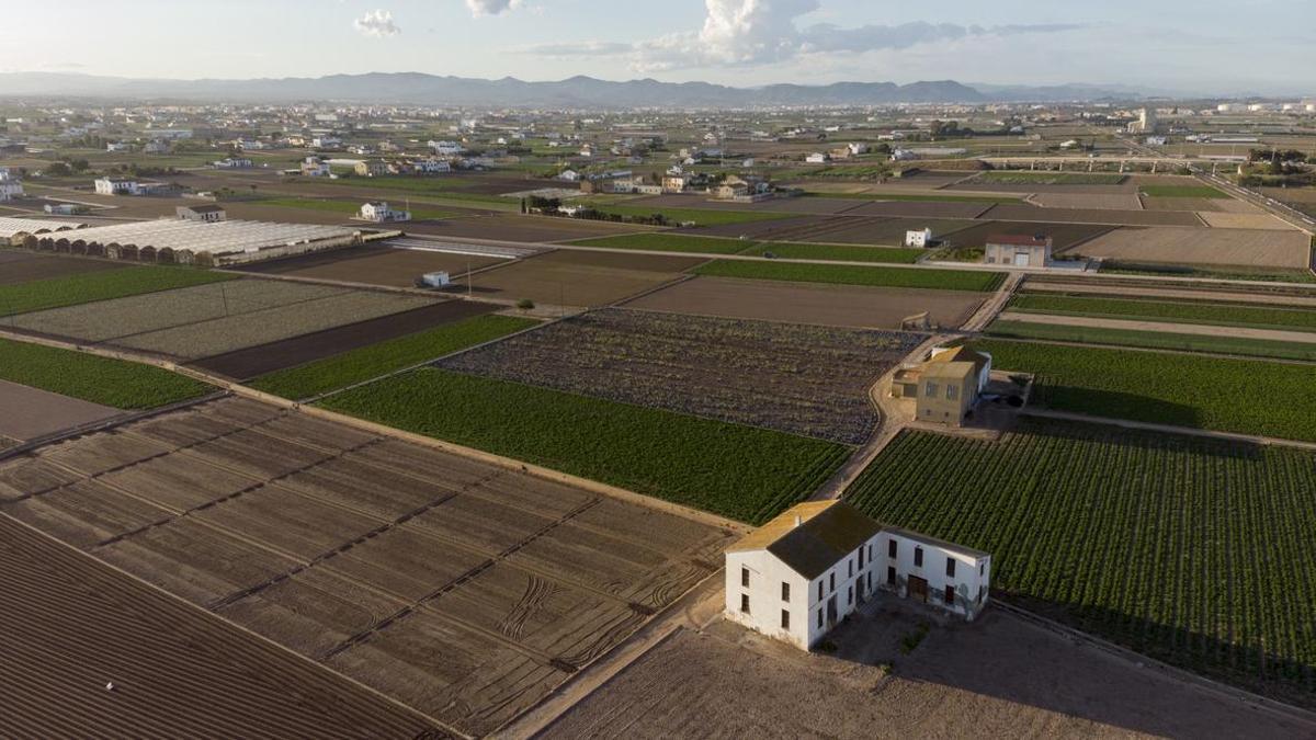 El pueblo se encuentra a escasos metros de la huerta de Valencia