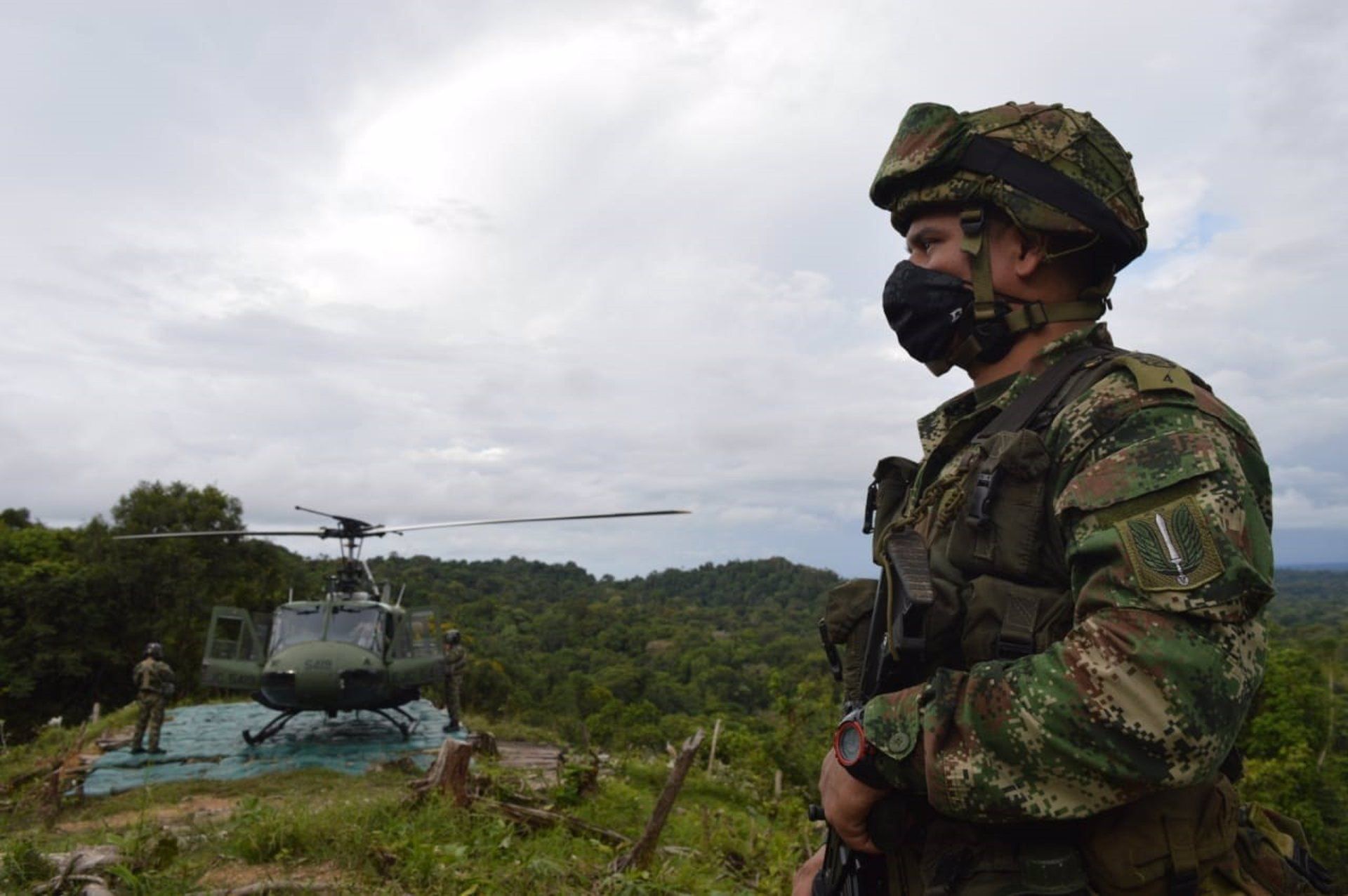 Un soldado junto a un helicóptero en Colombia.