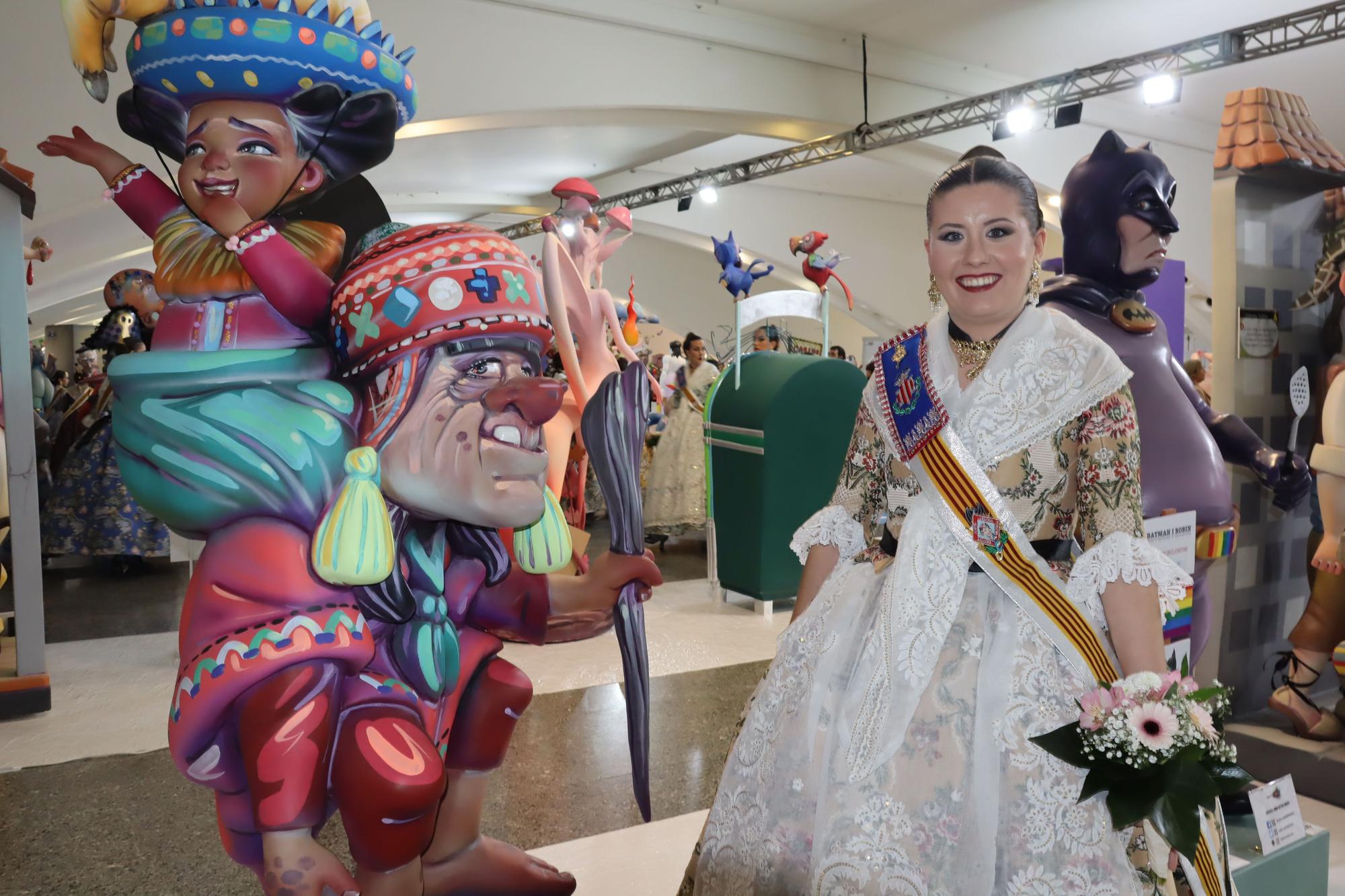 La comitiva oficial en la inauguración de la Exposición del Ninot