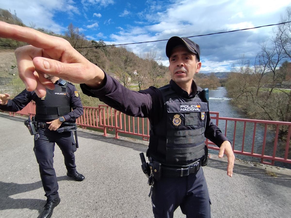 Uno de los agentes señala unos remolinos en el cauce del río