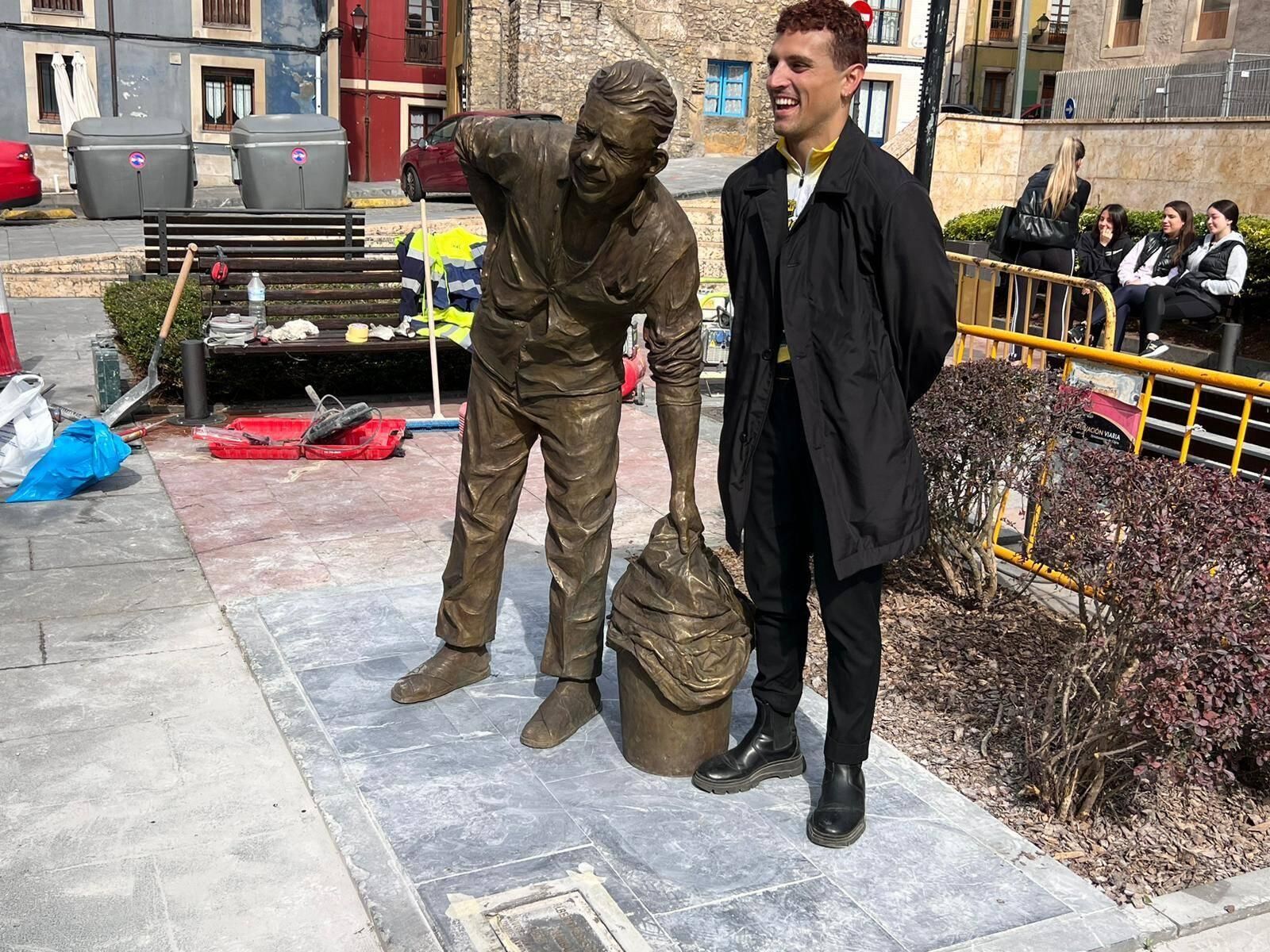 En imágenes: Así fue la instalación de la estatua de Rambal en Cimadevilla