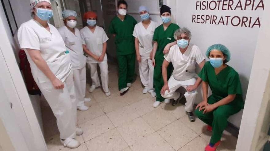 Parte del equipo de fisioterapeutas que trabajan con pacientes con Covid-19 en el Hospital Universitario coruñés.