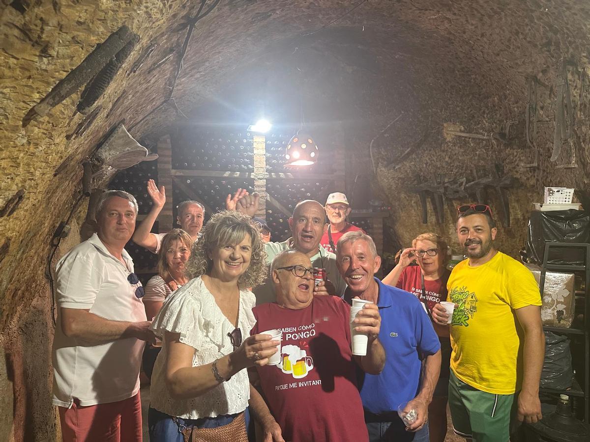 Peñas, vecinos y vistantes disfurtan del recorrido por las bodegas Peñas, vecinos y vistantes disfurtan del recorrido por las bodegas