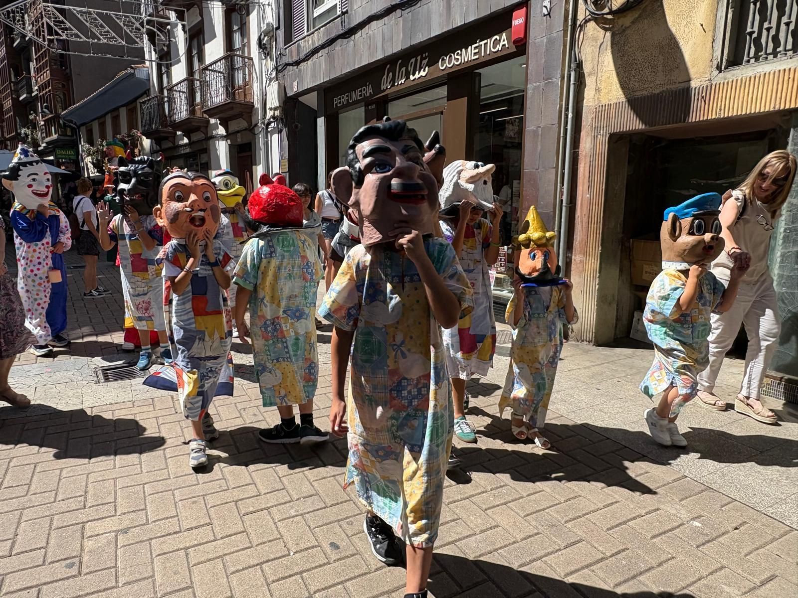 Los gigantes y cabezudos llenan de color y música Cangas del Narcea