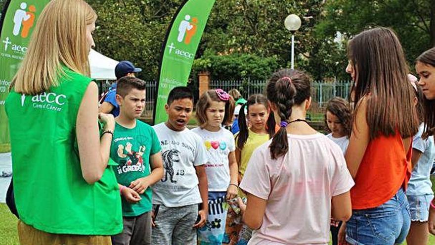 Lucía Villafáfila, de la AECC Benavente, explica a los niños cómo protegerse ante el sol .