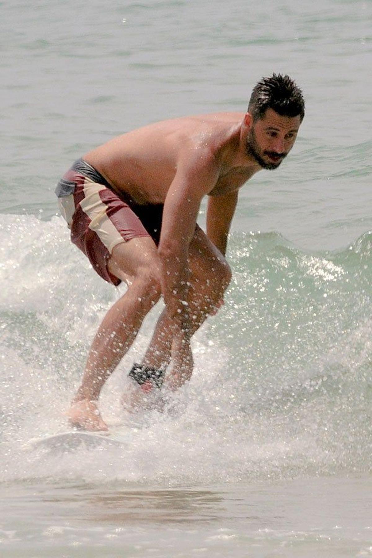 Hugo Silva, practicando surf en las playas de Cádiz