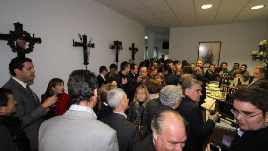 Decenas de invitados abarrotan el vestíbulo del local.