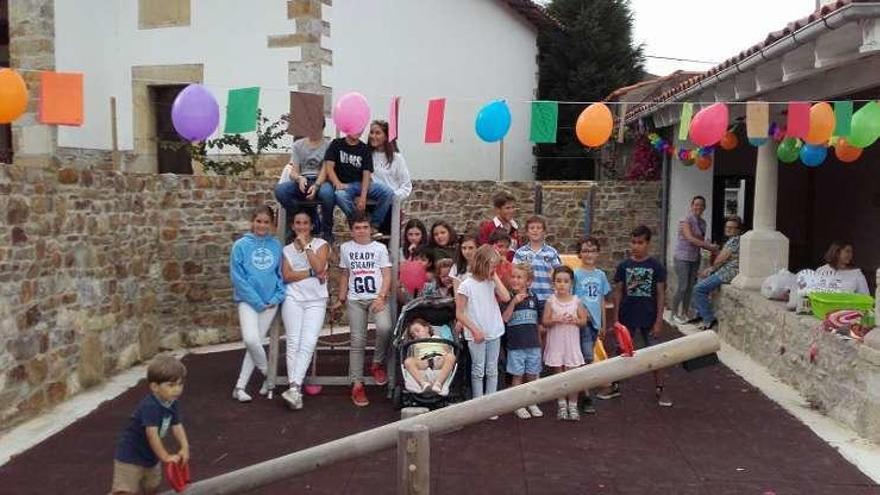 Vecinos de Llinares, durante la fiesta de La Velilla.