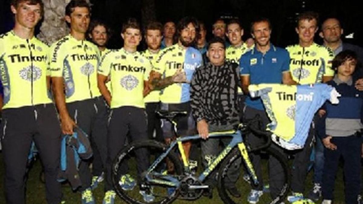 Maradona, con los ciclistas del Tinkoff