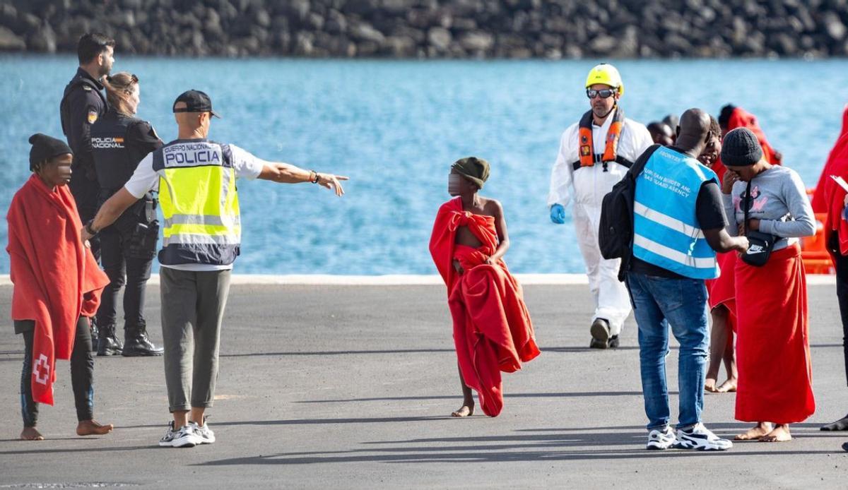 Agentes de los equipos de emergencia atienden a los migrantes en el muelle de Arrecife, a 6 de enero de 2025, en Lanzarote.