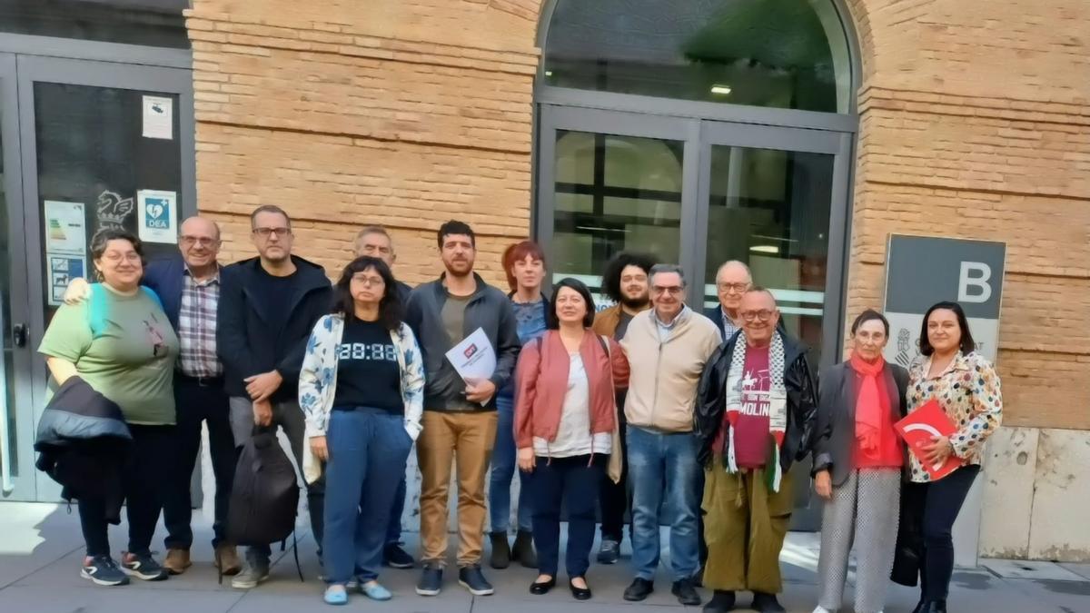 Miembros de la plataforma Juntes per l'habitatge tras la reunión de este jueves en conselleria