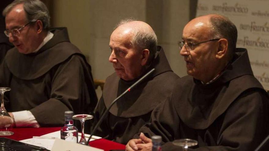 Fray José García Oro (centro), ayer, durante el homenaje tributado en Compostela. // Óscar Corral