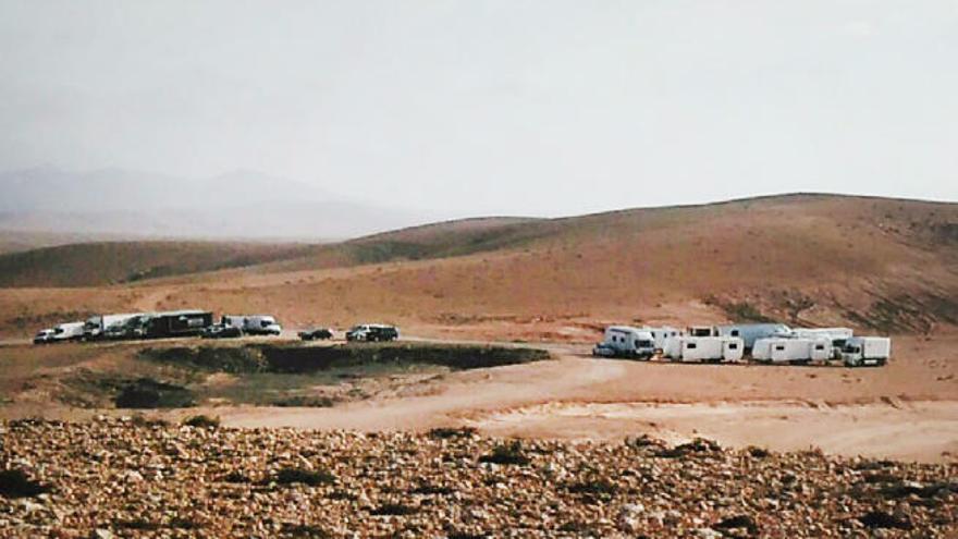 Imagen del campamento base instalado en el Barranco de los Enamorados, en el municipio de La Oliva, ayer.