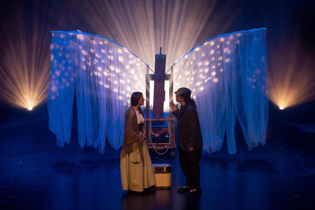 Parte de la iluminación de ‘¡Dilo, Reina!.’ en el Auditorio de Águilas.
