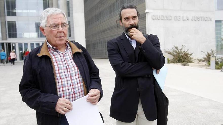 Joaquín Contreras y el abogado Fernando Iosana tras salir ayer de la Ciudad de la Justicia.