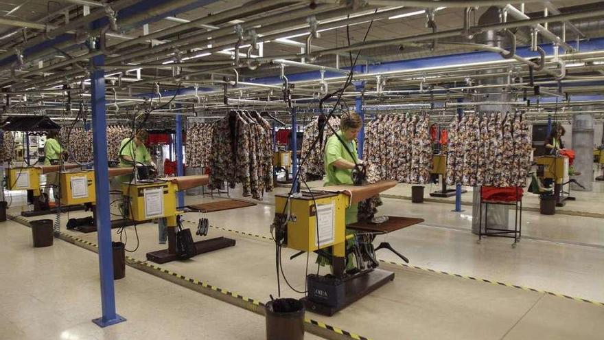 Trabajadoras de Zara en tareas de planchado, en las instalaciones de Inditex en Arteixo.
