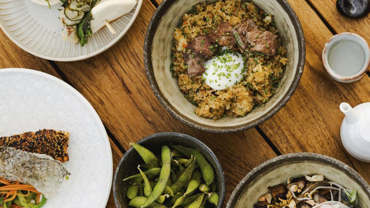 La propuesta culinaria se inspira en las técnicas y sabores japoneses, con referencias sutiles al producto local.