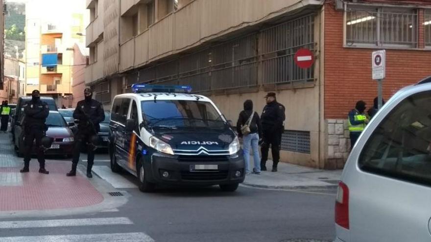 La Policía, hoy, tras la detención del sospechoso en Sagunt.